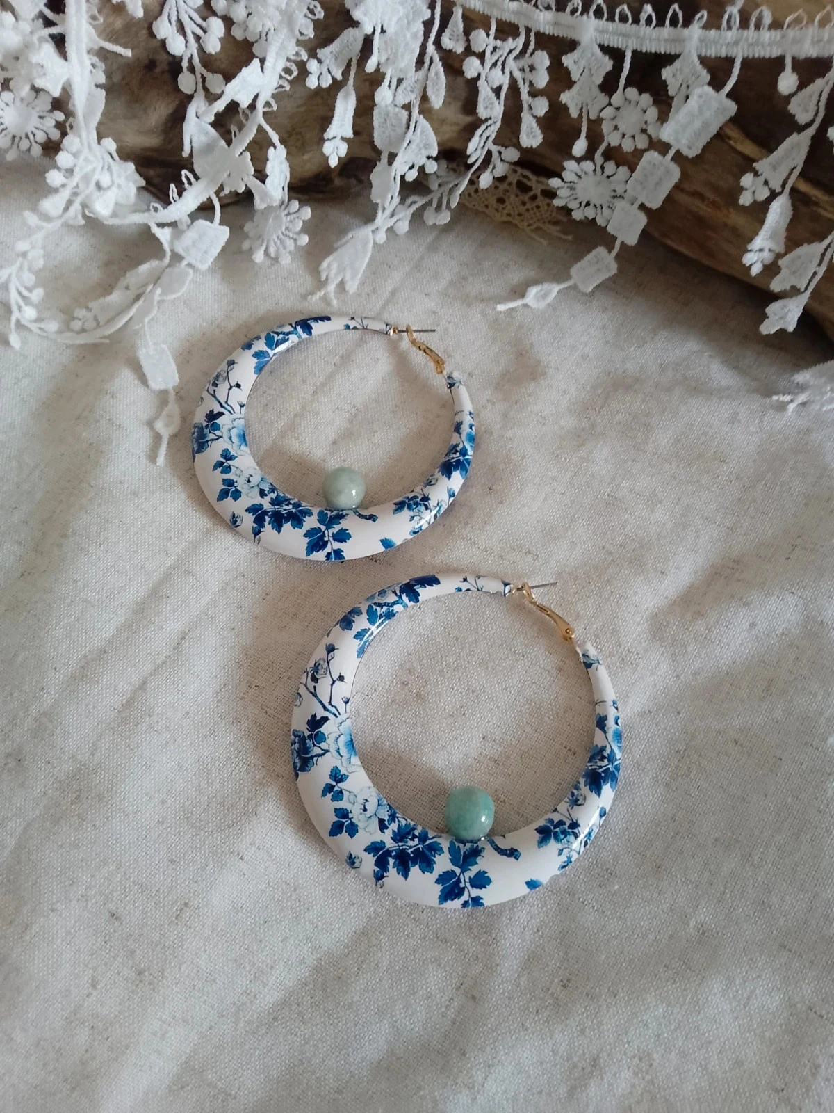 Boucles d'oreilles créoles fleurs bleues